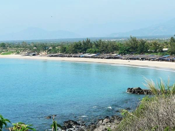 Tắm ở bãi Dài: Bãi Dài của Nha Trang là một trong những bãi biển hoang sơ và đẹp nhất nước. Bờ cát thoai thoải trắng mịn với nước trong vắt là nơi lý tưởng cho các du khách tắm biển, vui đùa. Ảnh: Phunuonline. Tắm ở bãi Dài: Bãi Dài của Nha Trang là một trong những bãi biển hoang sơ và đẹp nhất nước. Bờ cát thoai thoải trắng mịn với nước trong vắt là nơi lý tưởng cho các du khách tắm biển, vui đùa. Ảnh: Phunuonline.