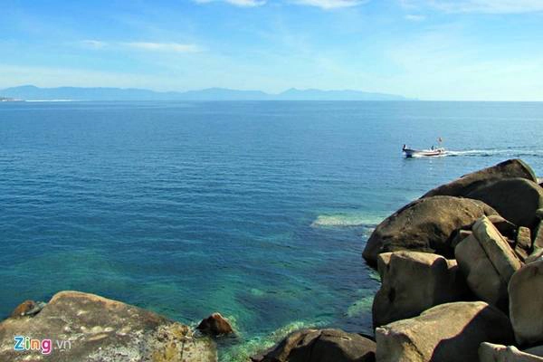 Chu du vịnh Vân Phong: Cách thành phố Nha Trang khoảng 80 km, vịnh Vân Phong hấp dẫn du khách bởi vẻ nguyên sơ. Được lênh đênh trên biển xanh biếc tham quan các hòn đảo, lặn ngắm san hô và thưởng thức hải sản tươi ngon là một trải nghiệm khó quên. Ảnh: Hải An. Chu du vịnh Vân Phong: Cách thành phố Nha Trang khoảng 80 km, vịnh Vân Phong hấp dẫn du khách bởi vẻ nguyên sơ. Được lênh đênh trên biển xanh biếc tham quan các hòn đảo, lặn ngắm san hô và thưởng thức hải sản tươi ngon là một trải nghiệm khó quên. Ảnh: Hải An.