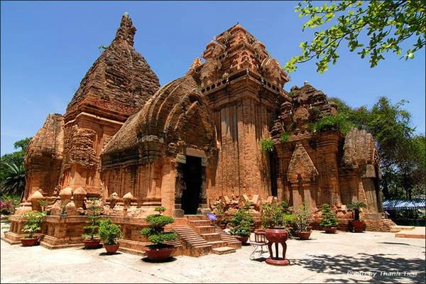 Thăm Tháp Bà Ponagar: Đây là quần thể kiến trúc Chăm Pa thuộc hàng quy mô nhất còn lại ở miền Trung Việt Nam, chứa đựng những giá trị lịch sử và văn hóa quan trọng. Các tòa tháp được xây bằng gạch rất khít, không thể nhìn thấy các mạch vữa. Khi tới đây tham quan, du khách cần mặc quần áo dài hoặc mượn áo lễ do ban quản lý tháp Bà phát miễn phí. Ảnh: Talkvietnam. Thăm Tháp Bà Ponagar: Đây là quần thể kiến trúc Chăm Pa thuộc hàng quy mô nhất còn lại ở miền Trung Việt Nam, chứa đựng những giá trị lịch sử và văn hóa quan trọng. Các tòa tháp được xây bằng gạch rất khít, không thể nhìn thấy các mạch vữa. Khi tới đây tham quan, du khách cần mặc quần áo dài hoặc mượn áo lễ do ban quản lý tháp Bà phát miễn phí. Ảnh: Talkvietnam.