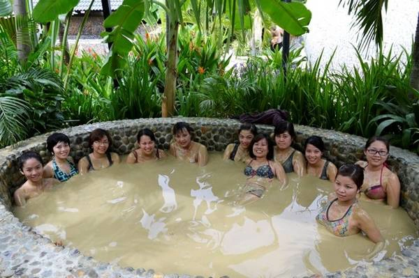 Tắm bùn khoáng: Bùn khoáng ở Nha Trang chứa nhiều khoáng chất có tác dụng tốt cho da và sức khỏe. Được đắm mình trong nước khoáng nóng và bùn sau một ngày khám phá Nha Trang sẽ giúp xua tan mệt mỏi sau một ngày dài khám phá thành phố biển. Nha Trang có 3 điểm tắm bùn nổi tiếng là trung tâm Tháp Bà, Khu du lịch Trăm Trứng và I-Resort. Ảnh: Báo Khánh Hòa. Tắm bùn khoáng: Bùn khoáng ở Nha Trang chứa nhiều khoáng chất có tác dụng tốt cho da và sức khỏe. Được đắm mình trong nước khoáng nóng và bùn sau một ngày khám phá Nha Trang sẽ giúp xua tan mệt mỏi sau một ngày dài khám phá thành phố biển. Nha Trang có 3 điểm tắm bùn nổi tiếng là trung tâm Tháp Bà, Khu du lịch Trăm Trứng và I-Resort. Ảnh: Báo Khánh Hòa.