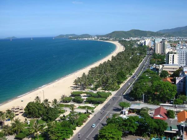 <strong>Đi xe máy dọc đường Trần Phú:</strong> Con đường ven biển tuyệt đẹp của Nha Trang cho du khách ngắm nhìn màu nước xanh biếc lấp lánh dưới ánh nắng, những giàn hoa giấy rực rỡ, các quán ăn độc đáo, tháp Trầm Hương... Bạn có thể thuê xe máy để vi vu dọc con đường này. Ảnh: Nicematin. <strong>Đi xe máy dọc đường Trần Phú:</strong> Con đường ven biển tuyệt đẹp của Nha Trang cho du khách ngắm nhìn màu nước xanh biếc lấp lánh dưới ánh nắng, những giàn hoa giấy rực rỡ, các quán ăn độc đáo, tháp Trầm Hương... Bạn có thể thuê xe máy để vi vu dọc con đường này. Ảnh: Nicematin.