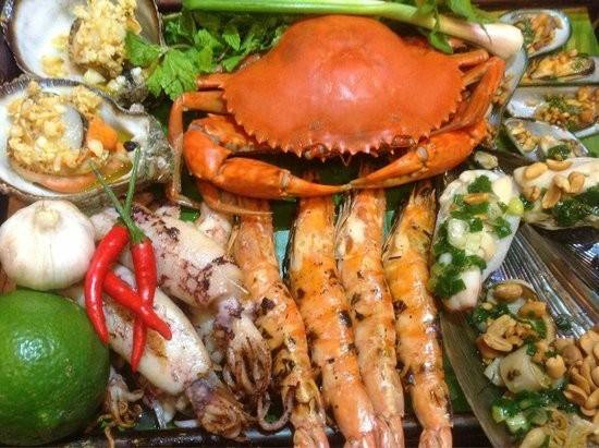 Thưởng thức hải sản: Hải sản Nha Trang nổi tiếng với độ tươi ngon, chủng loại phong phú và giá cả hợp lý. Du khách có thể thưởng thức các loại tôm, sò, ốc... cùng cốc bia mát lạnh tại các quán ăn trên đường bờ kè, đường Trần Phú, làng biển... Ảnh: Tripadvisor. Thưởng thức hải sản: Hải sản Nha Trang nổi tiếng với độ tươi ngon, chủng loại phong phú và giá cả hợp lý. Du khách có thể thưởng thức các loại tôm, sò, ốc... cùng cốc bia mát lạnh tại các quán ăn trên đường bờ kè, đường Trần Phú, làng biển... Ảnh: Tripadvisor.