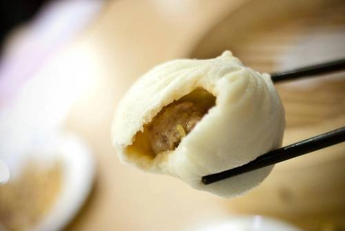 Ăn bánh bao nhân thịt heo của nhà hàng nổi tiếng Din Tai Fung trên đường Xinyi.