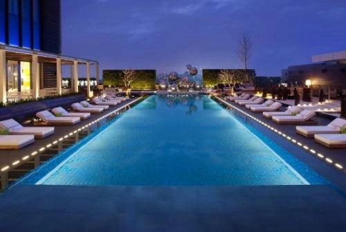 Nhâm nhi ly cocktail bên bể bơi ở quán bar hiện đại của khách sạn W Taipei.