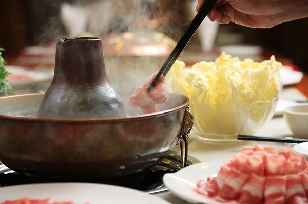 Ăn lẩu cừu Khi mùa đông bao trùm không khí lạnh giá lên thành phố Bắc Kinh, lẩu là món ăn phổ biến và được ưa thích nhất. Theo y học truyền thống Trung Quốc, ăn lẩu cừu có tác dụng đẩy khí lạnh ra khỏi cơ thể và tăng thêm sinh lực. Ăn lẩu cừu Khi mùa đông bao trùm không khí lạnh giá lên thành phố Bắc Kinh, lẩu là món ăn phổ biến và được ưa thích nhất. Theo y học truyền thống Trung Quốc, ăn lẩu cừu có tác dụng đẩy khí lạnh ra khỏi cơ thể và tăng thêm sinh lực.