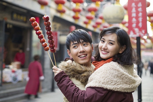 Ăn kẹo hồ lô Kẹo hồ lô, những viên kẹo bọc đường chảy được xiên trong một chiếc que dài, là món ăn vặt truyền thống ở Bắc Kinh. Mỗi năm khi nhiệt độ xuống thấp, người dân bắt đầu bán kẹo hồ lô ở khắp các ngõ hẻm của thành phố. Hiện nay, bạn có thể ăn kẹo nhiều vị mới hơn như cam, dâu tây hay óc chó. Ăn kẹo hồ lô Kẹo hồ lô, những viên kẹo bọc đường chảy được xiên trong một chiếc que dài, là món ăn vặt truyền thống ở Bắc Kinh. Mỗi năm khi nhiệt độ xuống thấp, người dân bắt đầu bán kẹo hồ lô ở khắp các ngõ hẻm của thành phố. Hiện nay, bạn có thể ăn kẹo nhiều vị mới hơn như cam, dâu tây hay óc chó.