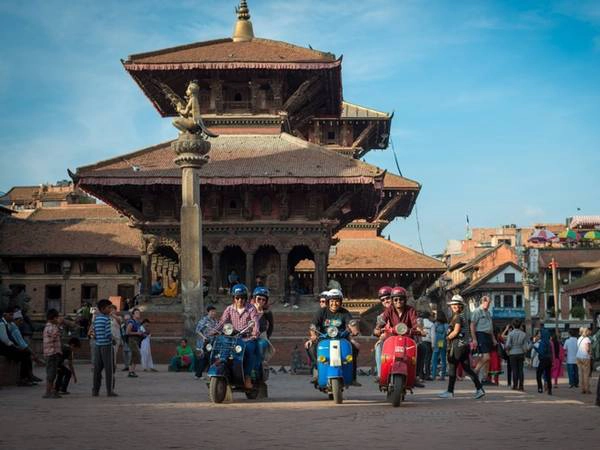 Đi một tour vòng quanh Kathmandu bằng xe Vespa, du khách có thể khám phá ra hàng trăm con phố nhỏ với đầy ắp các tòa nhà cũ, cửa hiệu đẹp. Vespa Valley là một trong những đơn vị cung cấp tour du lịch thú vị này ở Nepal. Đi một tour vòng quanh Kathmandu bằng xe Vespa, du khách có thể khám phá ra hàng trăm con phố nhỏ với đầy ắp các tòa nhà cũ, cửa hiệu đẹp. Vespa Valley là một trong những đơn vị cung cấp tour du lịch thú vị này ở Nepal.