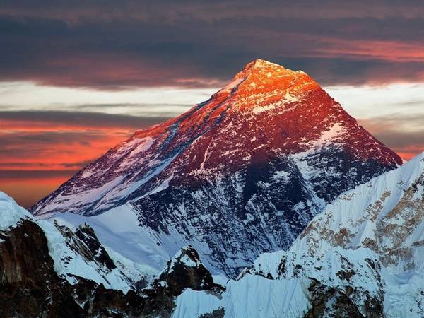 Ngồi máy bay trực thăng để tới chân núi Everest, nơi du khách được ăn bữa sáng ở Yeti Mountain Home, một trong các nhà nghỉ cao nhất thế giới. Du khách đặt được tour này thông qua các công ty như Nepal Myths hay Mountain Trails. Ngồi máy bay trực thăng để tới chân núi Everest, nơi du khách được ăn bữa sáng ở Yeti Mountain Home, một trong các nhà nghỉ cao nhất thế giới. Du khách đặt được tour này thông qua các công ty như Nepal Myths hay Mountain Trails.