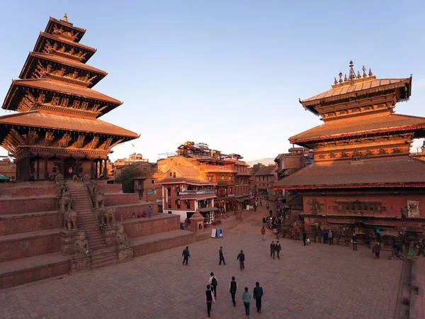 Đến Nepal du khách đừng quên khám phá thành phố cổ Bhaktapur. Dù bị phá hủy một phần bởi trận động đất năm 2015, Bhaktapur vẫn còn giữ được nhiều đền chùa, quảng trường, sân vườn và những bức tượng cổ. Đến Nepal du khách đừng quên khám phá thành phố cổ Bhaktapur. Dù bị phá hủy một phần bởi trận động đất năm 2015, Bhaktapur vẫn còn giữ được nhiều đền chùa, quảng trường, sân vườn và những bức tượng cổ.