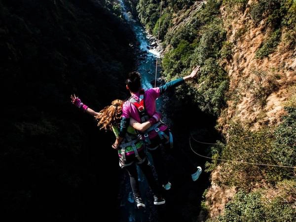 Nhảy bungee hoặc đu qua hẻm núi ở độ cao hơn 152 m là hoạt động du lịch hấp dẫn ở khu The Last Resort. Đến với khu nghỉ dưỡng này du khách còn được trải nghiệm phòng xông hơi đặt tại đỉnh một hẻm núi gần biên giới với Tây Tạng. Nhảy bungee hoặc đu qua hẻm núi ở độ cao hơn 152 m là hoạt động du lịch hấp dẫn ở khu The Last Resort. Đến với khu nghỉ dưỡng này du khách còn được trải nghiệm phòng xông hơi đặt tại đỉnh một hẻm núi gần biên giới với Tây Tạng.