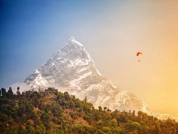 Nepal cũng có địa điểm lý tưởng để du khách nhảy dù như thành phố Pokhara với tầm nhìn ngoạn mục về những ngọn núi và cả hồ Phewa phía dưới. Ngoài ra, khu vực này sở hữu nhiều điểm tiếp đất rất thuận tiện, và các công ty du lịch ở đây đều có đội ngũ nhân viên trợ giúp cho du khách khi tham gia môn thể thao mạo hiểm này. Nepal cũng có địa điểm lý tưởng để du khách nhảy dù như thành phố Pokhara với tầm nhìn ngoạn mục về những ngọn núi và cả hồ Phewa phía dưới. Ngoài ra, khu vực này sở hữu nhiều điểm tiếp đất rất thuận tiện, và các công ty du lịch ở đây đều có đội ngũ nhân viên trợ giúp cho du khách khi tham gia môn thể thao mạo hiểm này.