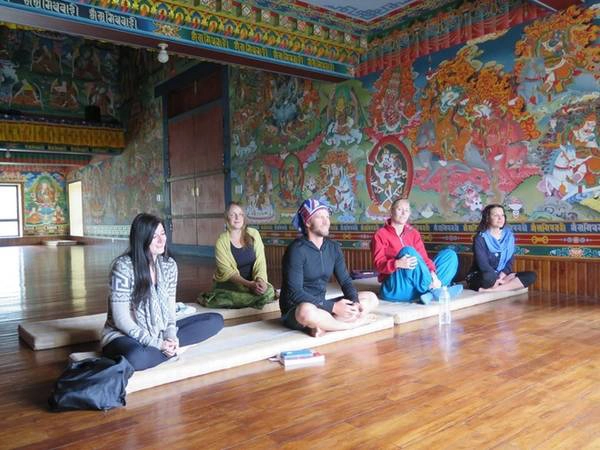 Đến với một lớp học Pranamaya Yoga, du khách có thể rèn luyện sức khỏe với yoga, vừa tận hưởng không gian yên bình ở những sảnh lớn trong các tu viện nép mình dưới chân dãy núi Himalaya. Đến với một lớp học Pranamaya Yoga, du khách có thể rèn luyện sức khỏe với yoga, vừa tận hưởng không gian yên bình ở những sảnh lớn trong các tu viện nép mình dưới chân dãy núi Himalaya.