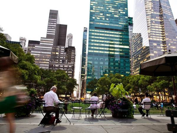 Xem phim ở công viên Bryant: Bạn có thể tổ chức một buổi picnic và xem những bộ phim kinh điển trên màn hình khổng lồ ở công viên Bryant, hơi thở xanh tươi giữa rừng nhà chọc trời ở New York. Xem phim ở công viên Bryant: Bạn có thể tổ chức một buổi picnic và xem những bộ phim kinh điển trên màn hình khổng lồ ở công viên Bryant, hơi thở xanh tươi giữa rừng nhà chọc trời ở New York.