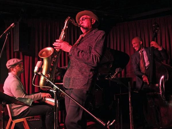 Nghe nhạc jazz ở Village Vanguard; Một số bài hát nổi tiếng trong lịch sử nhạc jazz của các huyền thoại như Miles Davis, Bill Evans, John Coltrane và Sonny Rollins được ghi âm ở đây. Ngày nay, nơi này là một trong những điểm tham quan tuyệt vời nhất thế giới để bạn thưởng thức giọng ca của các tài năng nhạc jazz. Nghe nhạc jazz ở Village Vanguard; Một số bài hát nổi tiếng trong lịch sử nhạc jazz của các huyền thoại như Miles Davis, Bill Evans, John Coltrane và Sonny Rollins được ghi âm ở đây. Ngày nay, nơi này là một trong những điểm tham quan tuyệt vời nhất thế giới để bạn thưởng thức giọng ca của các tài năng nhạc jazz.