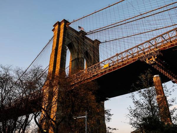 Đi dạo trên cầu Brooklyn: Cây cầu biểu tượng này khá đông khách tham quan, nhưng vẫn sẽ đem lại cho bạn một trải nghiệm tuyệt vời. Để có thể ngắm nhìn chân trời lộng lẫy, du khách nên đi từ phía Brooklyn tới Manhattan và nên tới đây vào sáng sớm hoặc tối muộn để tránh đám đông. Đi dạo trên cầu Brooklyn: Cây cầu biểu tượng này khá đông khách tham quan, nhưng vẫn sẽ đem lại cho bạn một trải nghiệm tuyệt vời. Để có thể ngắm nhìn chân trời lộng lẫy, du khách nên đi từ phía Brooklyn tới Manhattan và nên tới đây vào sáng sớm hoặc tối muộn để tránh đám đông.