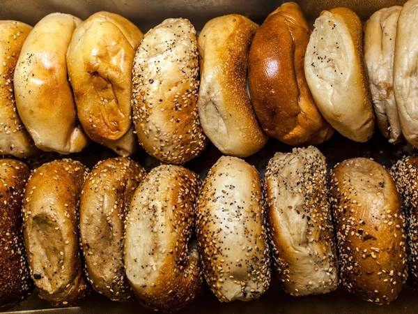 Ăn bánh mì New York: New York nổi tiếng với bánh mì nóng hổi vừa ra lò, chắc và dai. Do đó, bạn đừng bỏ lỡ cơ hội nếm thử món bánh ngon tuyệt này. Ăn bánh mì New York: New York nổi tiếng với bánh mì nóng hổi vừa ra lò, chắc và dai. Do đó, bạn đừng bỏ lỡ cơ hội nếm thử món bánh ngon tuyệt này.