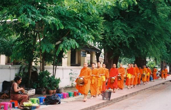 Xem lễ khất thực của các nhà sư: Khoảng 5h30' sáng thức giấc rồi đi bộ hoặc đạp xe vào tuyến phố trung tâm của Luang Prabang, bạn sẽ được thấy cảnh hàng dài các nhà sư, chú tiểu đi làm lễ khất thực. Khách du lịch cũng có thể đặt chỗ để ngồi phát thức ăn, hoa quả cho các nhà sư. Xem lễ khất thực của các nhà sư: Khoảng 5h30' sáng thức giấc rồi đi bộ hoặc đạp xe vào tuyến phố trung tâm của Luang Prabang, bạn sẽ được thấy cảnh hàng dài các nhà sư, chú tiểu đi làm lễ khất thực. Khách du lịch cũng có thể đặt chỗ để ngồi phát thức ăn, hoa quả cho các nhà sư.