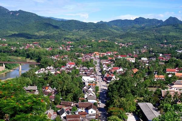 Ngắm thành phố từ đỉnh Phousi: Núi Phousi cao khoảng 150 m và nằm ngay trung tâm cố đô Luang Prabang. Sau khoảng 10 - 15 phút leo bộ bạn có thể phóng tầm mắt ngắm nhìn toàn cảnh thành phố. Hiện ra trước mắt du khách lúc này là những con đường chính, đồi núi trùng điệp và hai dòng sông Mekong, Nam Khan. Từ đây du khách cũng có thể đón bình minh. Vé tham quan ở núi Phousi cho mỗi khách nước ngoài là 10.000 kip (27.000 đồng). Ngắm thành phố từ đỉnh Phousi: Núi Phousi cao khoảng 150 m và nằm ngay trung tâm cố đô Luang Prabang. Sau khoảng 10 - 15 phút leo bộ bạn có thể phóng tầm mắt ngắm nhìn toàn cảnh thành phố. Hiện ra trước mắt du khách lúc này là những con đường chính, đồi núi trùng điệp và hai dòng sông Mekong, Nam Khan. Từ đây du khách cũng có thể đón bình minh. Vé tham quan ở núi Phousi cho mỗi khách nước ngoài là 10.000 kip (27.000 đồng).