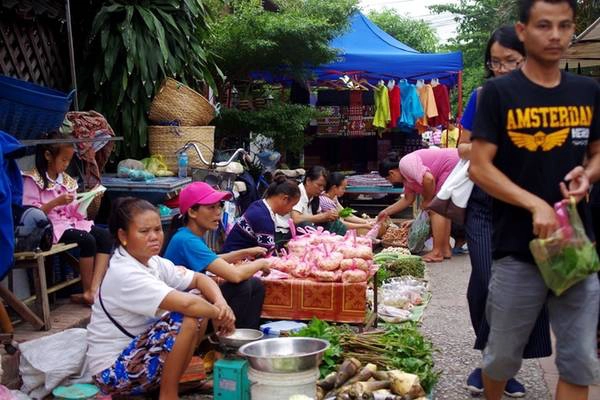 Mua sản vật địa phương ở chợ sáng: Sau khi xem cảnh đi khất thực của các nhà sư hay leo núi Phousi, bạn hãy rảo bước tới khu chợ sáng và lựa mua một số sản vật tươi ngon của địa phương, đặc biệt là các loại nấm. Chợ nằm ngay dưới chân núi Phousi, song song với trục đường chính Sakkaline. Mua sản vật địa phương ở chợ sáng: Sau khi xem cảnh đi khất thực của các nhà sư hay leo núi Phousi, bạn hãy rảo bước tới khu chợ sáng và lựa mua một số sản vật tươi ngon của địa phương, đặc biệt là các loại nấm. Chợ nằm ngay dưới chân núi Phousi, song song với trục đường chính Sakkaline.