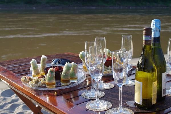 Du thuyền trên sông Mekong: Thoát khỏi không gian của phố xá cổ kính, bạn hãy thử đi thuyền để khám phá đôi bờ sông Mekong. Du khách sẽ có nhiều lựa chọn như nửa ngày lên thượng nguồn sông Mekong, dã ngoại đón hoàng hôn, hay xuôi dòng đến thác Kuang Si. Để tận hưởng một Luang Prabang khác biệt, bạn có thể tìm hiểu thêm thông tin ở web Luxury on the Mekong. Du thuyền trên sông Mekong: Thoát khỏi không gian của phố xá cổ kính, bạn hãy thử đi thuyền để khám phá đôi bờ sông Mekong. Du khách sẽ có nhiều lựa chọn như nửa ngày lên thượng nguồn sông Mekong, dã ngoại đón hoàng hôn, hay xuôi dòng đến thác Kuang Si. Để tận hưởng một Luang Prabang khác biệt, bạn có thể tìm hiểu thêm thông tin ở web Luxury on the Mekong.