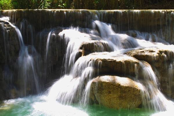 Tắm thác Kuang Si: Cách trung tâm Luang Prabang 30 km, thác Kuang Si là điểm đến không thể bỏ qua với người thích khám phá thiên nhiên. Thác nổi bật với tầng tầng lớp lớp chảy từ cao xuống thấp, tạo nên các hồ nước bên dưới có màu xanh ngọc quyến rũ. Vé tham quan mua cho một người là 20.000 kip (54.000 đồng). Tắm thác Kuang Si: Cách trung tâm Luang Prabang 30 km, thác Kuang Si là điểm đến không thể bỏ qua với người thích khám phá thiên nhiên. Thác nổi bật với tầng tầng lớp lớp chảy từ cao xuống thấp, tạo nên các hồ nước bên dưới có màu xanh ngọc quyến rũ. Vé tham quan mua cho một người là 20.000 kip (54.000 đồng).