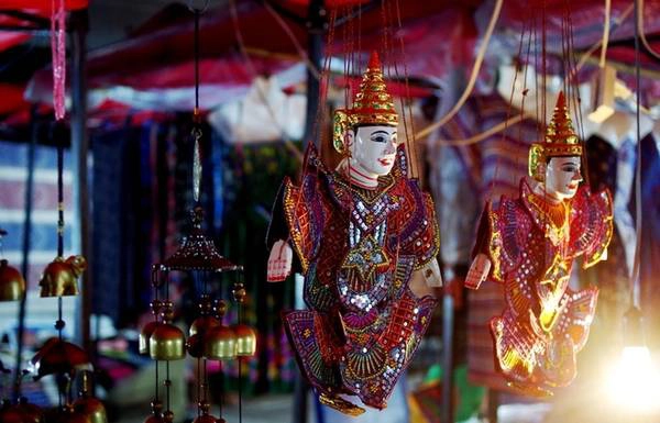 Mua đồ lưu niệm ở chợ đêm: Không phải là một nơi sôi động về đêm nhưng bạn vẫn có thể khám phá Luang Prabang dưới những ánh đèn. Khu chợ đêm chạy dọc tuyến phố Sakkaline mở cửa từ 18h tới 22h hàng ngày là nơi bạn có thể tìm mua những món đồ lưu niệm độc đáo. Mua đồ lưu niệm ở chợ đêm: Không phải là một nơi sôi động về đêm nhưng bạn vẫn có thể khám phá Luang Prabang dưới những ánh đèn. Khu chợ đêm chạy dọc tuyến phố Sakkaline mở cửa từ 18h tới 22h hàng ngày là nơi bạn có thể tìm mua những món đồ lưu niệm độc đáo.