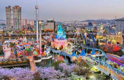 Lotte World: Công viên chủ đề Lotte World là một điểm du lịch rất thích hợp cho các gia đình với nhiều hoạt động mà bạn có thể khám phá vài ngày mới hết. Bên trong Lotte World có cả một khách sạn, trung tâm mua sắm, điểm trượt băng... Du khách có thể tới đây vui chơi 9h - 22h từ thứ 2 đến thứ 5 và 9h - 23h vào thứ 6, 7 và chủ nhật. 