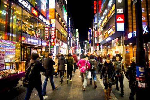 Myeongdong: Một trong những địa điểm mua sắm nổi tiếng của Seoul là quận Myeongdong sầm uất. Đây cũng là một nơi thu hút đông đúc du khách bởi có nhà thờ Myeongdong. Hãy chắc chắn ví đầy tiền mặt trước khi tới Myeongdong bởi ở đây bạn có thể tìm thấy từ những hàng độc đáo, bình dân cho đến các nhãn hiệu cao cấp. 