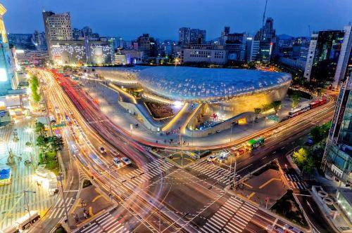 Dongdaemun: Dongdaemun là một trong những khu mua sắm nổi tiếng bậc nhất Seoul trong hơn một thế kỷ qua. Khu chợ này mở cửa lần đầu năm 1905 và ngày càng phát triển mạnh mẽ. Hiện tại, Dongdaemun có hơn 20 điểm mua sắm lớn. Bạn có thể thả ga tiêu tiền mà vẫn được mặc cả rất nhiều. Một lợi thế khi đến đây là tiếng Anh trở thành ngôn ngữ chung, việc mua bán, mặc cả sẽ dễ dàng hơn, ngoài ra các cửa hàng đều mở muộn, có thể tới sáng sớm hôm sau. 
