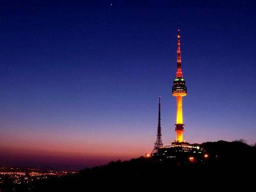 Công viên Namsan: Nằm ở phía nam quận Myeongdong là công viên thanh bình Namsan, một địa chỉ thích hợp cho những người muốn thoát khỏi sự xô bồ, đông đúc của các trung tâm mua sắm. Namsan có rất nhiều đường đi bộ và điểm hút khách như tháp N Seoul (góc nhìn từ đây bao quát cả đường chân trời của Seoul). Bạn hãy tới cả ngọn đồi Mongmyeoksan, một hệ thống công trình cổ bảo vệ thành phố khỏi quân xâm lược, hoặc điểm khóa tình yêu (Locks of Love). Công viên Namsan: Nằm ở phía nam quận Myeongdong là công viên thanh bình Namsan, một địa chỉ thích hợp cho những người muốn thoát khỏi sự xô bồ, đông đúc của các trung tâm mua sắm. Namsan có rất nhiều đường đi bộ và điểm hút khách như tháp N Seoul (góc nhìn từ đây bao quát cả đường chân trời của Seoul). Bạn hãy tới cả ngọn đồi Mongmyeoksan, một hệ thống công trình cổ bảo vệ thành phố khỏi quân xâm lược, hoặc điểm khóa tình yêu (Locks of Love). 
