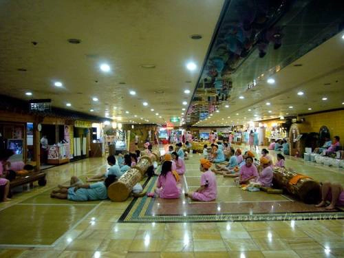 Jimjilbang: Spa kiểu Hàn Quốc là một trải nghiệm không thể bỏ qua khi bạn tới Seoul, và đừng quên thử điều đó tại Jimjilbang - điểm spa nổi tiếng nhất. Nơi đây có phòng tắm rộng, trang bị đầy đủ dịch vụ trước và sau khi tắm. Nhiều gia đình địa phương cũng tới đây để tụ họp nhau, giải tỏa căng thẳng của cuộc sống hàng ngày. 