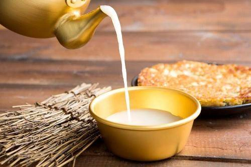 Makgeolli: Makegllli còn gọi là "Famer's booze", một loại sữa rất ngon thường đi kèm với nhiều món ăn của Hàn Quốc như bánh pajeon (một loại giống pancake) hoặc các món cay. Sữa Makegllli giàu dinh dưỡng, tốt cho sức khỏe đặc biệt là hệ tiêu hóa. Vì vậy, đây là loại đồ uống được yêu thích nhất ở Hàn Quốc
