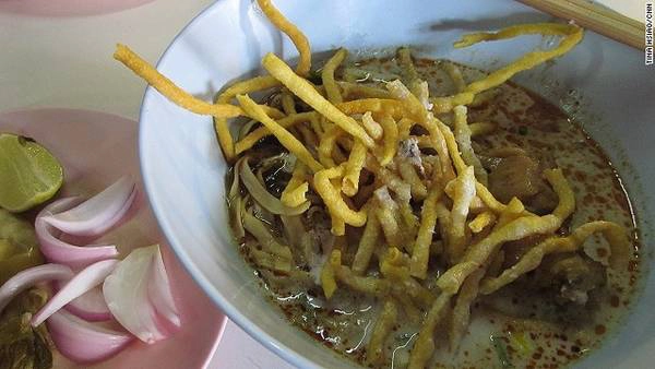 Thưởng thức món Khao Soi