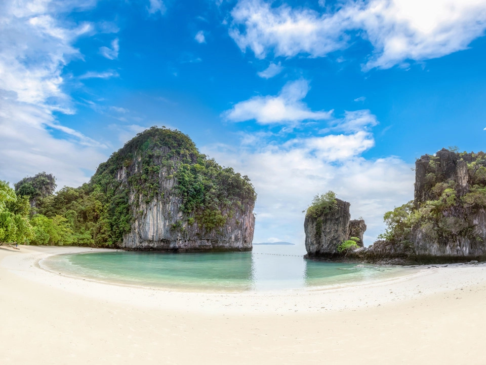 Khám phá những ngọn núi trên biển: Những khối đá sừng sững trên biển xanh của Phuket tạo ra khủng cảnh hùng vĩ, ấn tượng. Du khách có thể thuê canoe khám phá những hòn đảo nhỏ, thăm thú các "viên ngọc" ít người biết của vịnh Phang Nga và ghi lại khoảnh khắc ấn tượng. Ảnh: CNTraveler. Khám phá những ngọn núi trên biển: Những khối đá sừng sững trên biển xanh của Phuket tạo ra khủng cảnh hùng vĩ, ấn tượng. Du khách có thể thuê canoe khám phá những hòn đảo nhỏ, thăm thú các "viên ngọc" ít người biết của vịnh Phang Nga và ghi lại khoảnh khắc ấn tượng. Ảnh: CNTraveler.