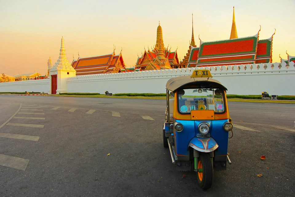 Đi dạo một chuyến trên xe tuk tuk: Một chuyến đi tới Thái Lan sẽ không hoàn chỉnh nếu thiếu trải nghiệm xe tuk tuk. Bạn có thể bắt xe để dạo chơi khắp các khu chợ đêm hay đường phố ở Bangkok. Ảnh: Asia Travel Agency. Đi dạo một chuyến trên xe tuk tuk: Một chuyến đi tới Thái Lan sẽ không hoàn chỉnh nếu thiếu trải nghiệm xe tuk tuk. Bạn có thể bắt xe để dạo chơi khắp các khu chợ đêm hay đường phố ở Bangkok. Ảnh: Asia Travel Agency.