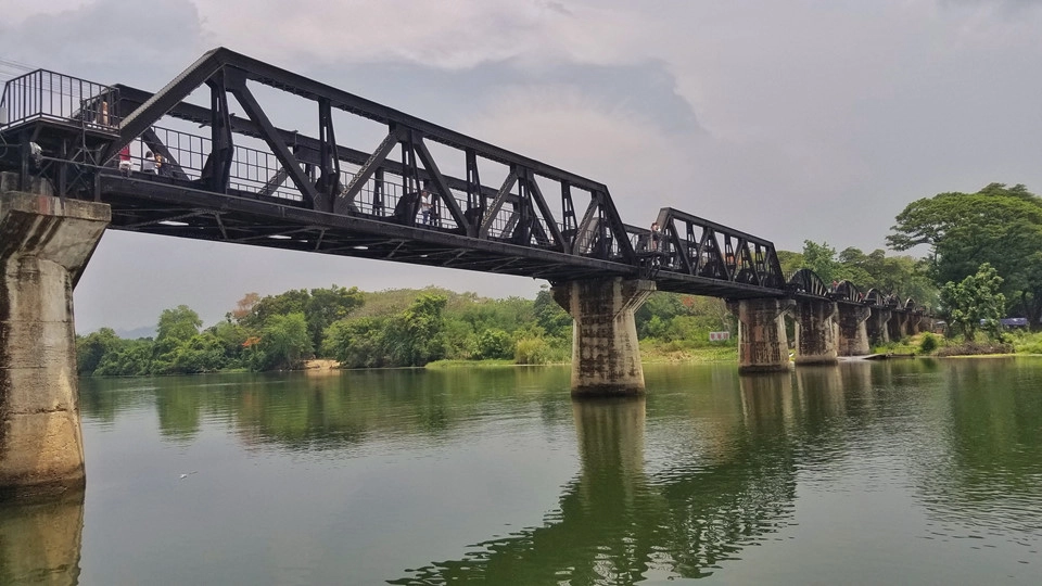 Thăm cây cầu trên sông Kwai: Đây là cây cầu nổi tiếng của tuyến đường sắt Burma, được xây dựng trong Thế chiến II. Nằm ở Kanchanaburi, gần biên giới với Myanmar, cây cầu còn có bảo tàng Đường ray tử thần với nhiều hiện vật và tranh ảnh về những tù nhân chiến tranh đã chết khi xây cầu. Ảnh: Expedia. Thăm cây cầu trên sông Kwai: Đây là cây cầu nổi tiếng của tuyến đường sắt Burma, được xây dựng trong Thế chiến II. Nằm ở Kanchanaburi, gần biên giới với Myanmar, cây cầu còn có bảo tàng Đường ray tử thần với nhiều hiện vật và tranh ảnh về những tù nhân chiến tranh đã chết khi xây cầu. Ảnh: Expedia.