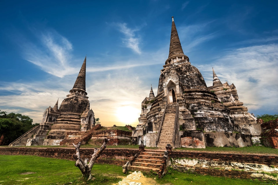 Ngược dòng thời gian ở những ngôi đền của Ayutthaya: Từng là kinh đô của vương quốc Siam cổ xưa, Ayutthaya thu hút du khách nhờ những ngôi đền, cung điện và tượng đài tuyệt đẹp. Với vị trí ngay gần Bangkok, nơi này rất hợp để bạn khám phá trong ngày. Ảnh: Backpacker Deals. Ngược dòng thời gian ở những ngôi đền của Ayutthaya: Từng là kinh đô của vương quốc Siam cổ xưa, Ayutthaya thu hút du khách nhờ những ngôi đền, cung điện và tượng đài tuyệt đẹp. Với vị trí ngay gần Bangkok, nơi này rất hợp để bạn khám phá trong ngày. Ảnh: Backpacker Deals.
