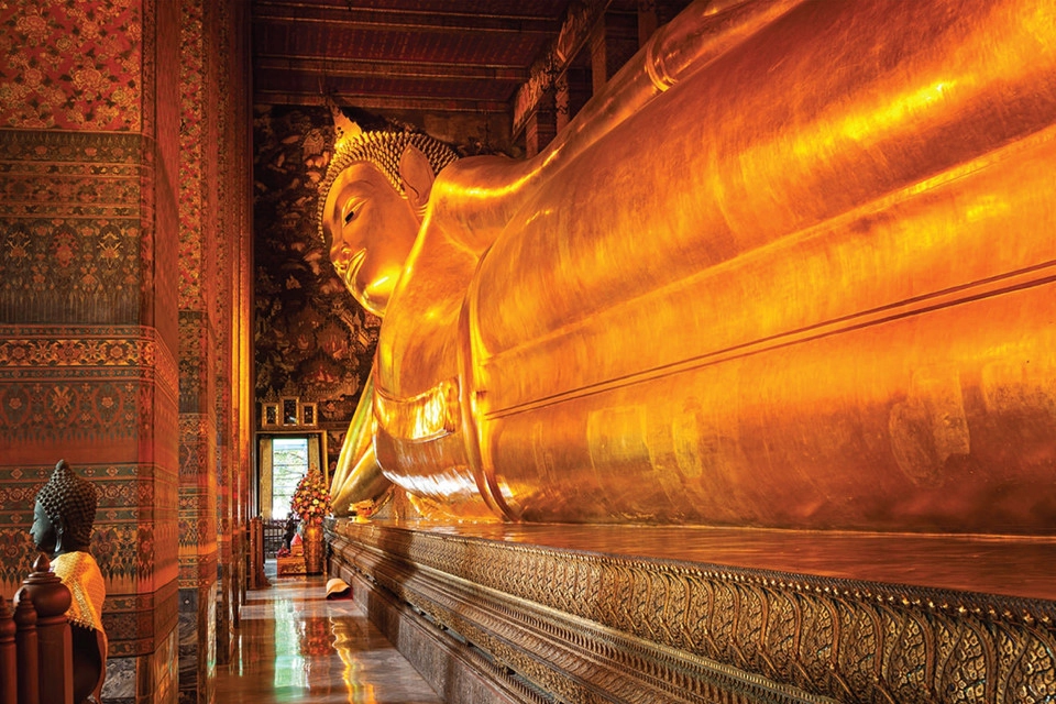 Tĩnh tâm ở đền Wat Pho: Là một trong những ngôi đền nổi tiếng nhất Bangkok, Wat Pho được xây dựng từ thế kỷ 16 và được UNESCO công nhận là Di sản thế giới. Hàng triệu du khách đổ về đây để chiêm ngưỡng tượng Phật nằm dát vàng. Ảnh: Alealetours. Tĩnh tâm ở đền Wat Pho: Là một trong những ngôi đền nổi tiếng nhất Bangkok, Wat Pho được xây dựng từ thế kỷ 16 và được UNESCO công nhận là Di sản thế giới. Hàng triệu du khách đổ về đây để chiêm ngưỡng tượng Phật nằm dát vàng. Ảnh: Alealetours.