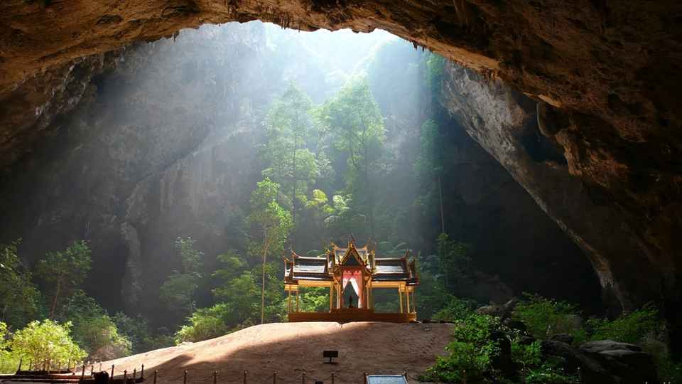 Thám hiểm hang động: Nằm ở phía đông Thái Lan, công viên quốc gia Samroiyod là công viên hải dương đầu tiên của quốc gia này. Ngoài hệ động thực vật phong phú, Samroiyod còn nổi tiếng với những hang động khổng lồ cho du khách khám phá. Trong đó, ấn tượng nhất là hang Phraya Nakhon ở Hua Hin. Đáy hang có một ngôi đình được xây dựng cho đức vua vào thế kỷ 19. Ảnh: Bangkokpost. Thám hiểm hang động: Nằm ở phía đông Thái Lan, công viên quốc gia Samroiyod là công viên hải dương đầu tiên của quốc gia này. Ngoài hệ động thực vật phong phú, Samroiyod còn nổi tiếng với những hang động khổng lồ cho du khách khám phá. Trong đó, ấn tượng nhất là hang Phraya Nakhon ở Hua Hin. Đáy hang có một ngôi đình được xây dựng cho đức vua vào thế kỷ 19. Ảnh: Bangkokpost.