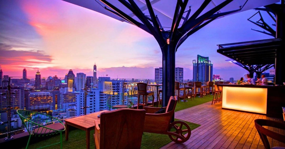 Ăn tối trên sân thượng: Chỉ riêng việc ăn ở Bangkok đã là một trải nghiệm tuyệt vời, nhưng thưởng thức những món ngon trên sân thượng trong lúc chiêm ngưỡng khung cảnh thành phố sẽ đem lại cho bạn ấn tượng khó quên. Bangkok có nhiều nhà hàng và quán bar trên cao, như Sirocco, Red Sky và Vertigo. Ảnh: Tripgether. Ăn tối trên sân thượng: Chỉ riêng việc ăn ở Bangkok đã là một trải nghiệm tuyệt vời, nhưng thưởng thức những món ngon trên sân thượng trong lúc chiêm ngưỡng khung cảnh thành phố sẽ đem lại cho bạn ấn tượng khó quên. Bangkok có nhiều nhà hàng và quán bar trên cao, như Sirocco, Red Sky và Vertigo. Ảnh: Tripgether.