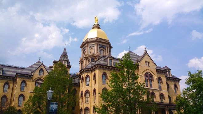 4. ĐH Notre Dame (Indiana): ĐH Notre Dame du Lac thường được biết đến với cái tên Notre Dame, thành lập năm 1842. Khuôn viên trường rộng 1.261 mẫu với các thư viện, bảo tàng, nhà thờ. Từ lâu, đây là điểm đến du lịch hấp dẫn. Điểm thu hút của trường nằm ở Golden Dome, sân vận động, tranh tường Word of Life. Ảnh: Wikimedia.