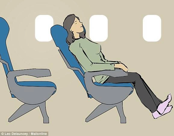 Nằm dài trên cả hàng ghế: Nếu bạn may mắn đi trên một chuyến bay vắng khách, và được ngồi một mình một hàng, chỉ cần gấp tay vịn lại, đặt một chiếc gối và ngả lưng. Lưu ý, cần co chân để không chắn lối đi giữa hai hàng ghế. Nằm dài trên cả hàng ghế: Nếu bạn may mắn đi trên một chuyến bay vắng khách, và được ngồi một mình một hàng, chỉ cần gấp tay vịn lại, đặt một chiếc gối và ngả lưng. Lưu ý, cần co chân để không chắn lối đi giữa hai hàng ghế.