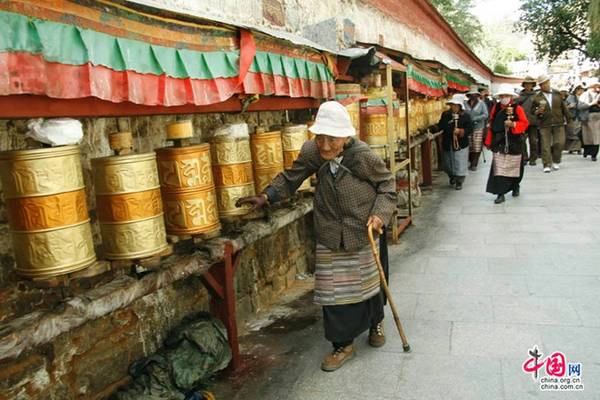 Đây là một hoạt động mang tính tôn giáo rất đặc sắc của Tây Tạng. Đây là một hoạt động mang tính tôn giáo rất đặc sắc của Tây Tạng.