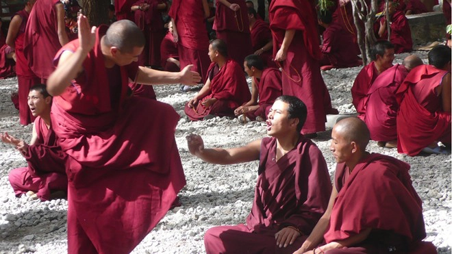 Biện Kinh, hay còn gọi là cách các tăng nhân Phật giáo ở Tây Tạng thảo luận, ôn tập về những điều Phật dạy Biện Kinh, hay còn gọi là cách các tăng nhân Phật giáo ở Tây Tạng thảo luận, ôn tập về những điều Phật dạy