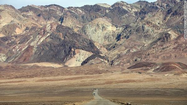 Thung lũng Chết, California, không có được tên của nó không có gì. Theo Tổ chức Khí tượng Thế giới, nhiệt độ nóng nhất 56,7 C được ghi nhận có vào mùa hè năm 1913.