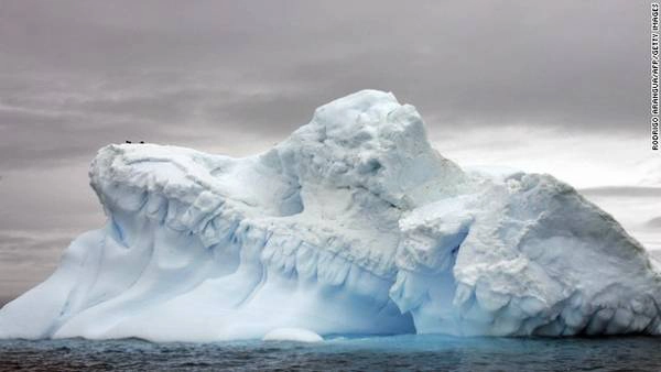 Nhiều người nhầm tưởng đó là sa mạc Sahara. Tuy nhiên, Antarctica mới là sa mạc giành kỷ lục khu vực có lượng mưa ít nhất thế giới. Còn Sahara là sa mạc nóng nhất thế giới.