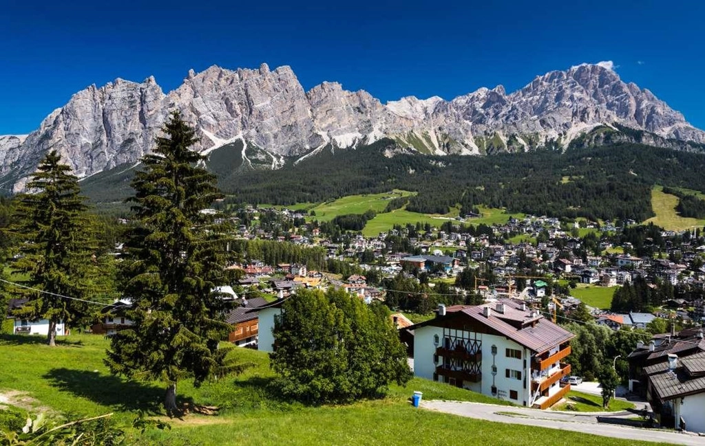 10. Cortina Keyboardmpezzo, Italy: Thị trấn xinh đẹp này nằm ở trung tâm dãy Dolomites, ở độ cao 1.224 m so với mực nước biển. Tới đây, bạn sẽ tận hưởng bầu không khí trong lành mát mẻ, khách sạn sang trọng và khu nghỉ dưỡng đẳng cấp. Cortina Keyboardmpezzo từ hàng trăm năm trước từng nổi tiếng với các sản phẩm thủ công, đồ gỗ, sắt, đồng và thủy tinh.