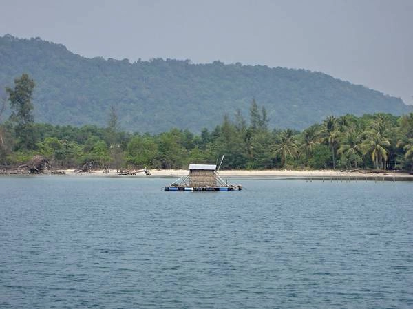 Bãi Vòng: Nằm ở làng chài Hàm Ninh, ra xa vài trăm thước mà vẫn còn cạn. Khi nước ròng, bãi cát mênh mông chạy tít ra xa, lúc nước lên, tràn ngập bãi, vào tận mé rừng. Đến bãi Vòng vào sáng sớm hay những đêm trăng thì mới thưởng ngoạn được hết vẻ đẹp của biển Phú Quốc.