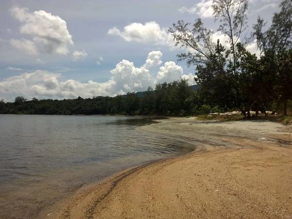 Bãi Thơm: Cát ở bãi Thơm màu đậm hơn, biển thì tràn ngập, nhìn cảnh núi non ở đây sẽ làm bạn choáng ngợp khi vừa đến. Đặc biệt khi đến bãi Thơm, bạn có thể băng qua một con đường trên biển khoảng 100m để khám phá Hòn Một hoang sơ ngập tràn sắc tím của hoa muống biển.