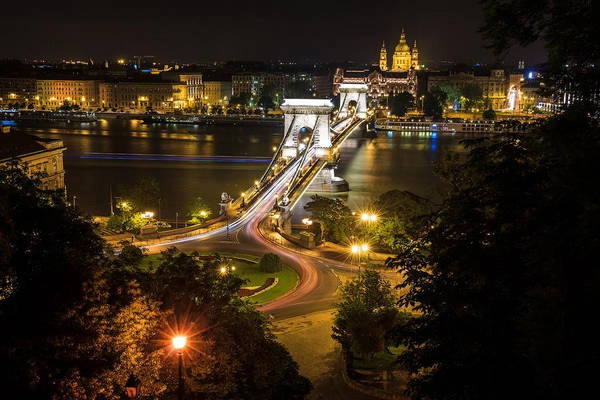 Cầu Sư tử (Széchenyi Chain Bridge) là chiếc cầu đầu tiên được xây dựng tại Budapest và là di sản văn hóa thế giới.